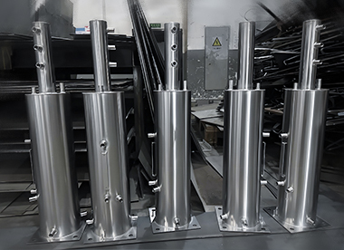 數(shù)控車床。CNC 數(shù)控銑床精密加工
